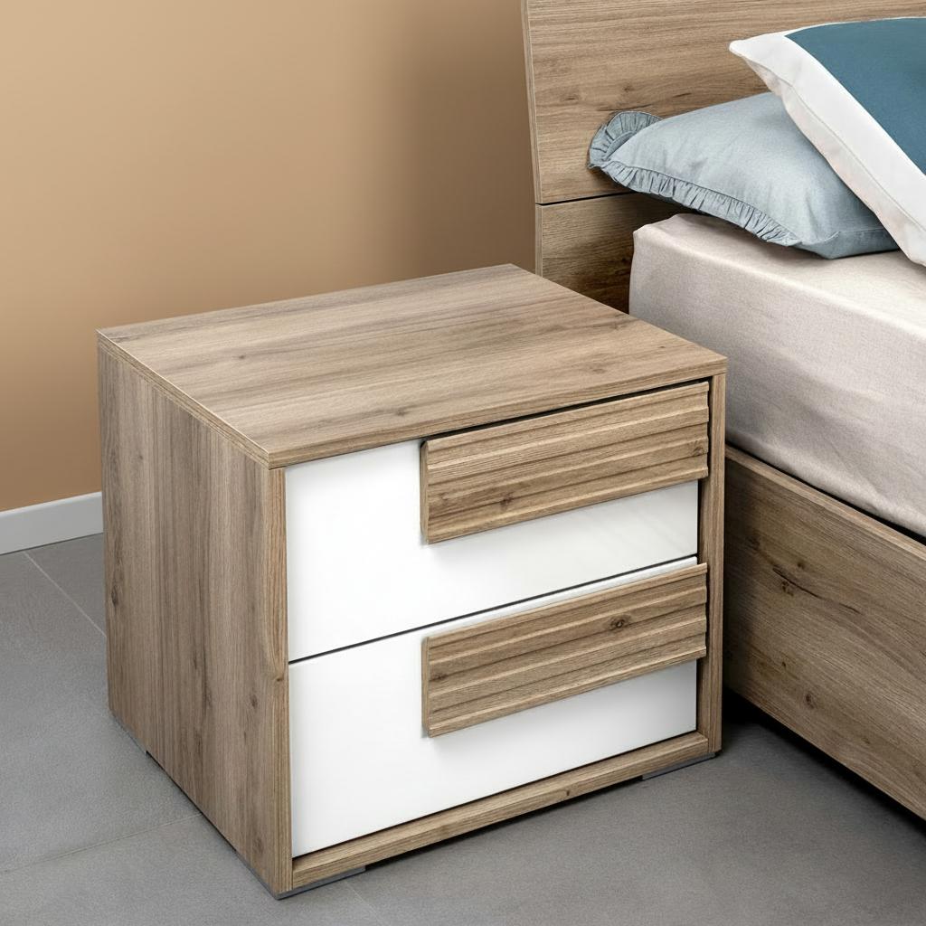 Comodino Selva 2 cassetti con maniglie con righe orizzontali in rovere caramello e frontali bianco lucido